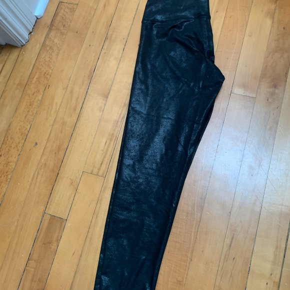 Offline by Aerie Black Hugger Crackle Leggings - Size L - Picture 3 of 4